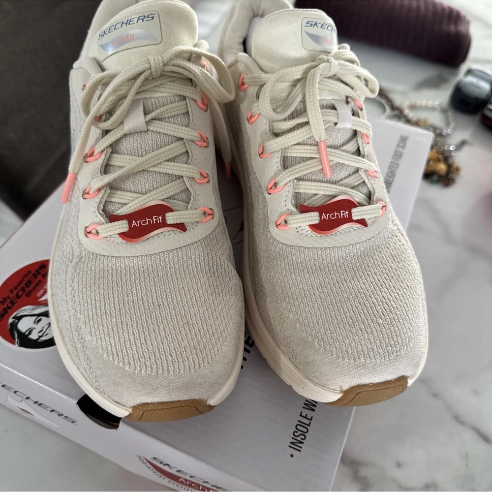 Skechers Arch Fit 2.0 Shoes in Cream and Pink NIB